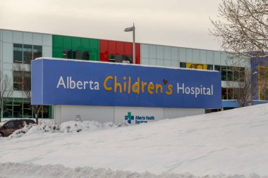 Calgary, Alberta, Kanada. 27 Kasım 2025. Alberta Çocuk Hastanesi Kış Kar Altında Ana İmza ve Yapı.