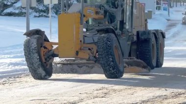 Calgary, AB, Kanada. 26 Kasım 2025. Ağır vasıflı yol gösterici bir kış fırtınasından sonra şehir sokaklarından kar temizliyor. Kış bakımı, soğuk hava ve ulaşım altyapısı.