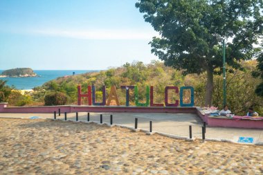 Huatulco, Oaxaca, Meksika. 14 Aralık 2025. Pasifik Okyanusu 'na bakan bir kaldırım taşı plazasında 
