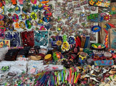 Huatulco, Oaxaca, Meksika. 31 Aralık 2025. Renkli el yapımı mıknatısların, boyalı seramiklerin ve Huatulco 'daki bir Meksika marketinde satılık halk sanatının göz hizasında görüntüsü..