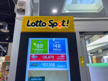 Calgary, Alberta, Kanada. 27 Aralık 2025. Piyango Loto Benekli büfe ekranının düşük açılı görüntüsü mevcut Lotto Max 'i ve Kanada' daki bir markette 649 ikramiyeyi gösteriyor..