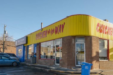 Calgary, Alberta, Kanada. 18 Ocak 2026. Bir Chicken on the Way restoranının dış cephesi ve antika bir şehir binasının bitişik işletmeleri..