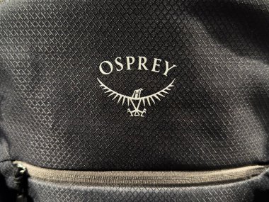 Calgary, Alberta, Kanada. 24 Şubat 2026. Siyah Sentetik bir sırt çantasına işlenmiş Osprey marka bir amblem ve kuş nakışı.