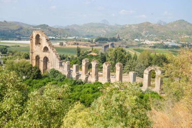 Dünyanın en iyi korunmuş Roma tiyatrolarından biri ve harika bir Roma su kemeri sergileniyor. Türkiye 'nin Antalya kentindeki Aspendos antik kentinde su kemerleri