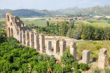 Dünyanın en iyi korunmuş Roma tiyatrolarından biri ve harika bir Roma su kemeri sergileniyor. Türkiye 'nin Antalya kentindeki Aspendos antik kentinde su kemerleri