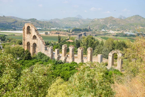 Dünyanın en iyi korunmuş Roma tiyatrolarından biri ve harika bir Roma su kemeri sergileniyor. Türkiye 'nin Antalya kentindeki Aspendos antik kentinde su kemerleri