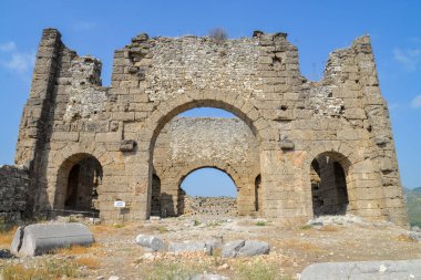 Aspendos, Antalya 'da antik bir Yunan-Roma şehridir. Türkiye 'nin ünlü tarihi simgesi. M.Ö. 5. yüzyılda kurulmuş. Büyük Bazilika. Tapınak, Sarnıçlar, Şehir Meydanı, Nymphaeum, Agora, Pazar Salonu.