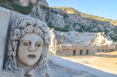 Antik Myra şehri. Türkiye, antik şehir kaya mezarları ve yardım maskeleriyle ünlüdür..
