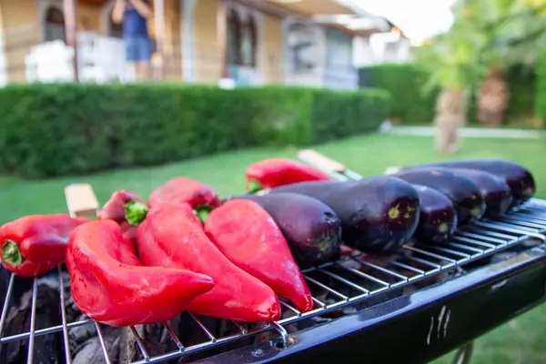 Berenjenas Pimientos Rojos Parrilla Berenjenas Pimientos Rojos Barbacoa Vegetariana —  Fotos de Stock