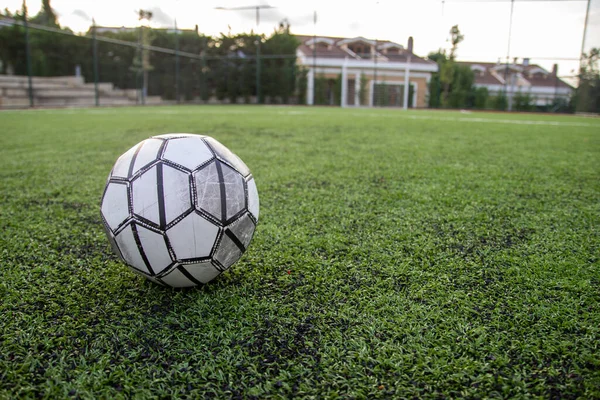 Pelota Fútbol Sobre Césped Artificial Brillante Verde Oscuro Fútbol Público —  Fotos de Stock