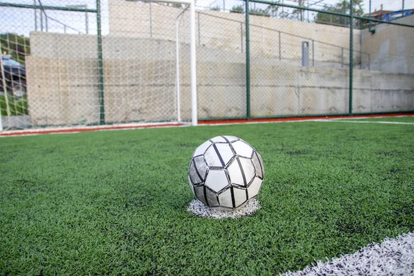 Pelota Fútbol Sobre Césped Artificial Brillante Verde Oscuro Fútbol Público —  Fotos de Stock