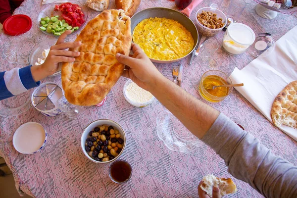 Lahodná Turecká Tradiční Snídaně Podávaná Stolech Vejci Máslem Olivami Čerstvými — Stock fotografie