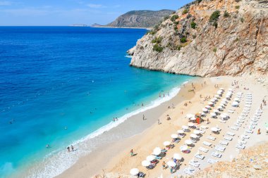 Antalya, Türkiye. Eylül 2017 Kaputas Sahili, Akdeniz kıyısındaki Kas Antalya 'da yer almaktadır. Turistler Ünlü Kaputas Plajı 'nda günün tadını çıkarıyorlar.
