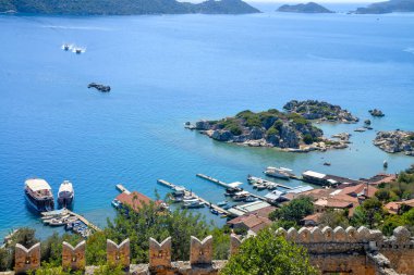 Kalekoy, Türkiye - Eylül 2017: Kekova Körfezi 'nde Kalekoy görüşü. Kekova Türkiye 'de daha popüler bir turizm beldesi.