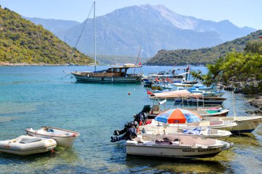 Fethiye, Türkiye, Eylül 2017: Fethiye yakınlarındaki Gemiler Adası 'nda kıyı sahnesi. Gemiler Körfezi.