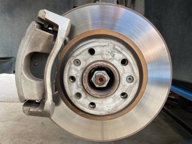 Tamir ve servis için diski açık fren sistemi. Disk frenini kapat