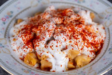 Yoğurt, sos, kırmızı biber ve naneli Türk manti tabağı. Geleneksel Türk Ravioli (Manti).