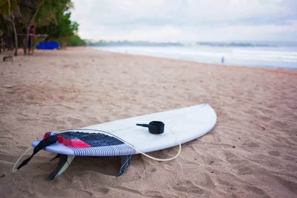 Bílá Krátká Deska Pro Surfování Surfování Bali Indonésii Ranní Cvičení — Stock fotografie
