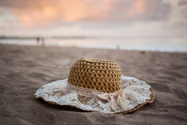 Ένα Χαριτωμένο Ρομαντικό Vintage Ψάθινο Καπέλο Δαντέλα Και Φιόγκο Γκρι — Φωτογραφία Αρχείου