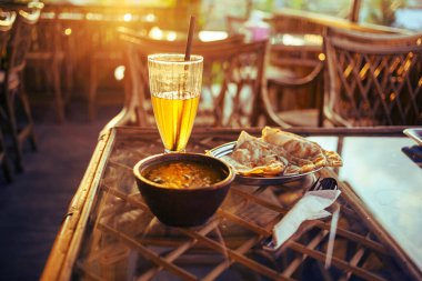 Gün batımında bir bardak combucha, naan ve Hint körili altın saat