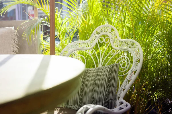Ein Schöner Stuhl Vintage Stil Mit Kissen Tisch Einem Tropischen — Stockfoto