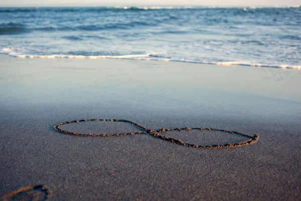 Unendlichkeitszeichen Auf Einem Sand Meereskamm Unter Blauem Himmel — Stockfoto