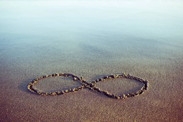 Minimale Ewigkeit Und Unendlichkeit Symbol Hand Auf Sand Gezeichnet — Stockfoto