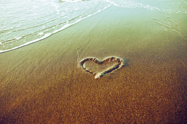 Herz Gezeichnet Auf Einem Sand Der Nähe Von Meereskamm Linie — Stockfoto
