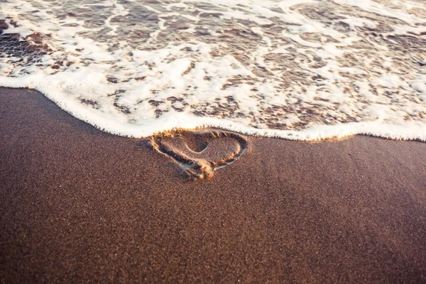 Ende Der Liebesmetapher Herz Auf Sand Gezeichnet Der Mit Gezeitenwasser — Stockfoto