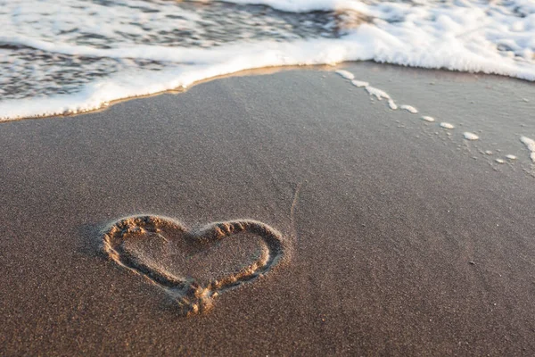 Herzform Auf Nassem Sand Der Nähe Von Ozeanwellenschaum Lieben Sie — Stockfoto