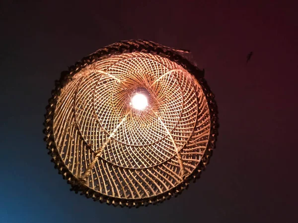 손으로 천장에 등불을 만들었다 — 스톡 사진