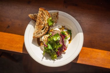 Yeşil salata, maydanoz, kereviz, omlet ve ekmekli tost ile besleyici bir öğle yemeği..