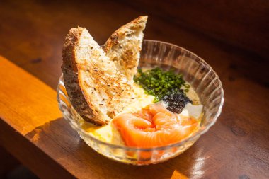 Makro omleti kapat, balık, kereviz, havyar, pencere pervazında cam bir kasede tost..