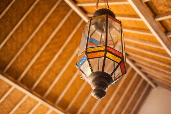 Una Bella Lanterna Vetro Colorato Sotto Tetto Legno Una Lampada — Foto Stock