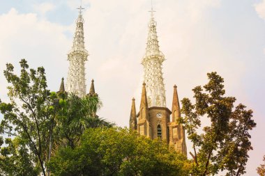 Gökyüzünde güzel bir kale. Yaz yeşili, mavi gökyüzü, üzerinde beyaz kuleler olan ortaçağ tarzı bir kilise. Tanrı 'nın Hava Kalesi.