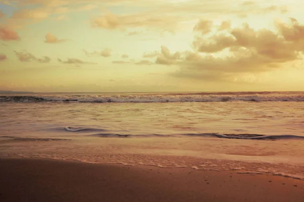 Гарний Жовтий Сірий Пляж Золоту Годину Берег Океану Якому Світлі — стокове фото
