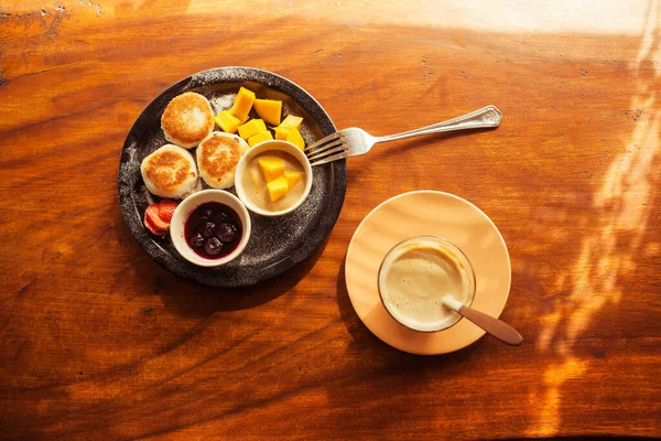 Delicious Cottage Cheese Pancake Mangga Strawberry Selai Ceri Kopi Latte — Stok Foto