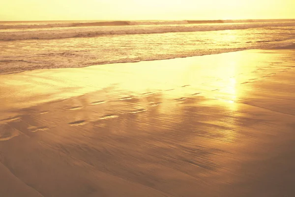Прекрасна Глянцева Поверхня Золотистого Піску Сяє Золотому Сонячному Світлі Насолоджуйтесь — стокове фото