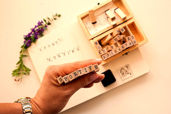 Планы самоактуализации с ноутбуком, инструментами для скрапбукинга и штампами. Мечтает стать спортивным и заняться серфингом в планировщике.