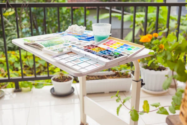 Perfect studio in the garden for watercolor arts. — Stock Photo, Image