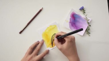 Suluboya lekelerine karalama çiziyorum. Sanat terapisi