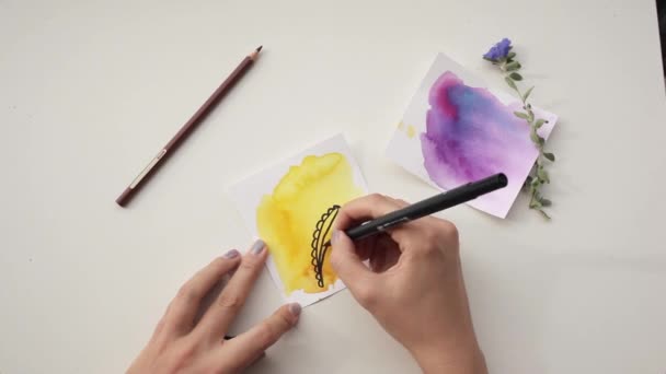 Dibujo garabato en las manchas de acuarela. Terapia artística — Vídeos de Stock