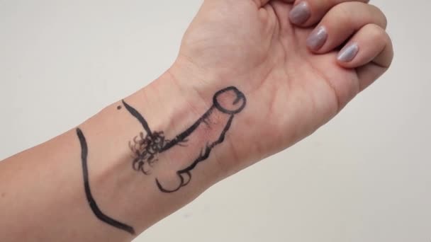 Zdrowie męskie strony rysowane na kobiecej dłoni z makijażem — Wideo stockowe