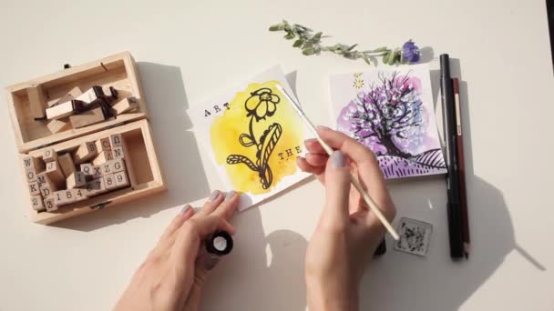 Artista coprendo scarabocchio acquerello con acrilico bianco — Video Stock