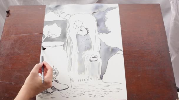 Chica pintura cascada usando tinta negra y agua. — Vídeo de stock