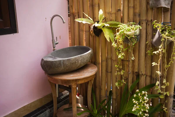 Carino lavandino e rubinetto d'acqua all'aperto nel giardino estivo — Foto Stock