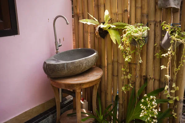 Nettes Waschbecken und Wasserhahn im Freien im Sommergarten — Stockfoto