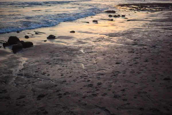 Textur aus Sand und Stein. Goldene Stunde bei Sonnenuntergang. Strand — Stockfoto