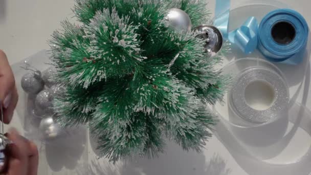Pendurado bolas de prata na árvore de Natal. Desfasamento temporal — Vídeo de Stock