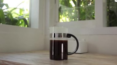 Sabah rutini. Fransız tenceresinde kahve içeceğiz..